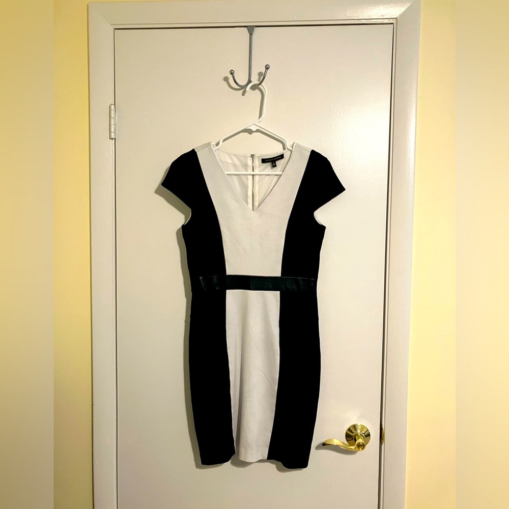 Short color block dress size 6 with cap sleeves.